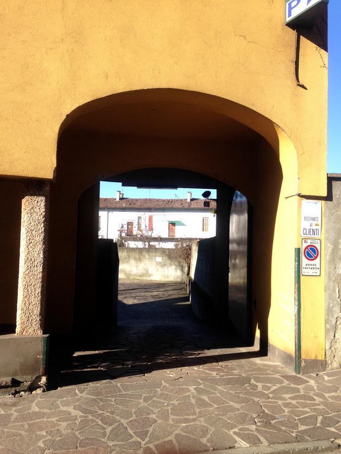 Albergo Della Corona Binasco Exterior photo